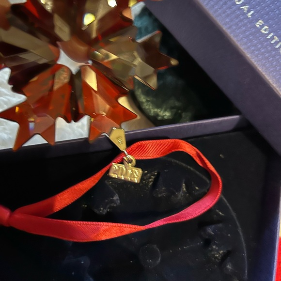 2018 Annual Edition HOLIDAY Christmas ORNAMENT RED 5460487 - Picture 3 of 7